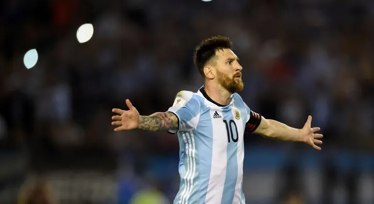 Messi, suspendido por 4 fechas por insultar a un juez de línea