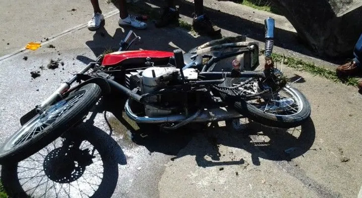 Mueren dos jóvenes al deslizarse motocicleta en que viajaban.