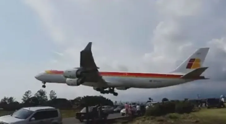Aterrizaje de un avión de Iberia asusta a conductores en vía cercana al aeropuerto