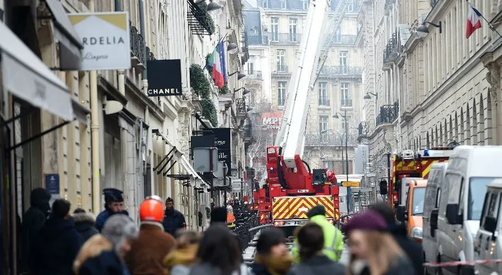 Bomberos logran controlar incendio en el emblemático Hotel Ritz de París