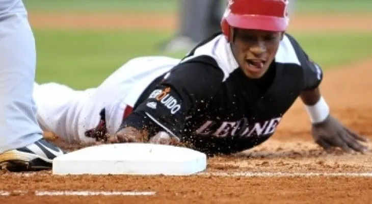 Leones derrotan 8-3 a los Gigantes 