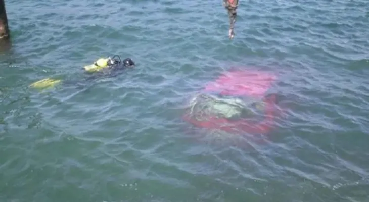 Mujer muere al caer al mar vehículo que conducía