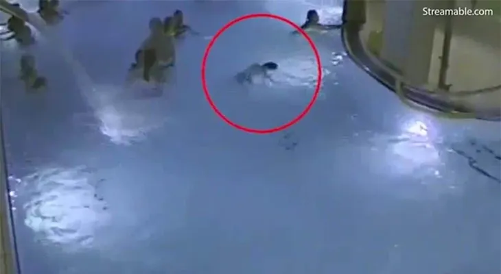 El desesperante momento en que un niño se ahoga en una piscina y nadie hace nada por salvarlo