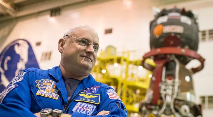 La Tierra se ve "muy, muy frágil" desde el espacio, dice el astronauta Scott Kelly