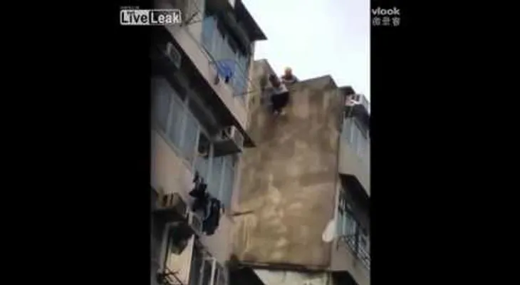 Un obrero sujeta una mujer a punto de suicidarse (VIDEO)