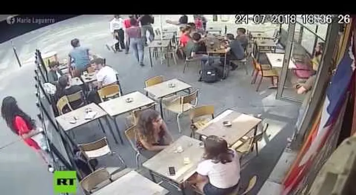 Un hombre golpea a una joven que respondió a sus comentarios obscenos