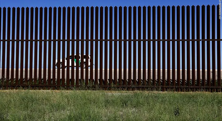 Estados Unidos comienza a construir prototipos para el muro fronterizo con México