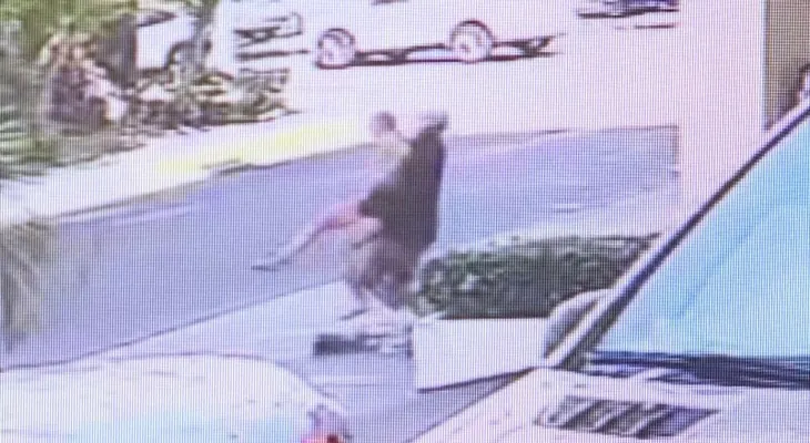 Video de vigilancia muestra a un hombre persiguiendo e intentando secuestrar a una mujer de 24 años en Hawái