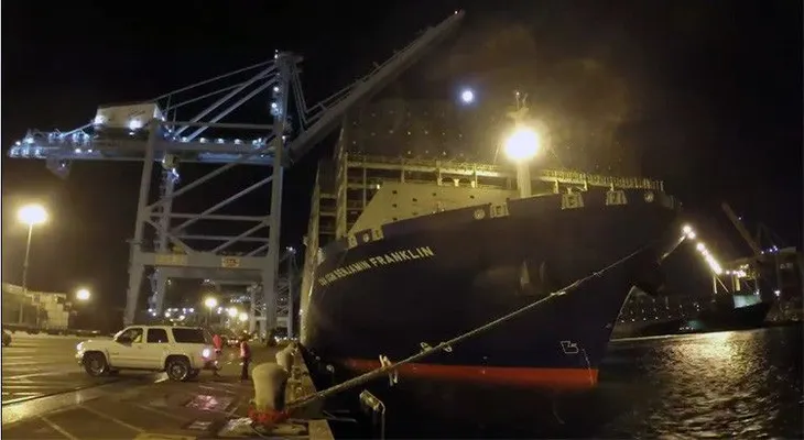 El carguero más grande del mundo se aloja en un puerto de EE.UU.