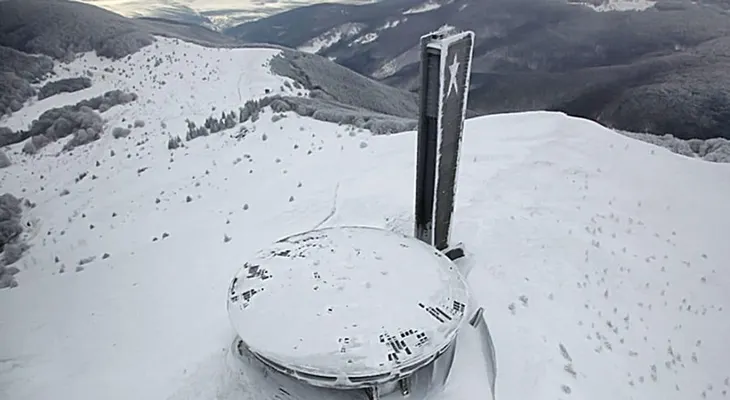 Viaje al OVNI de Buzludzha, el monumento comunista congelado en las montañas de Bulgaria