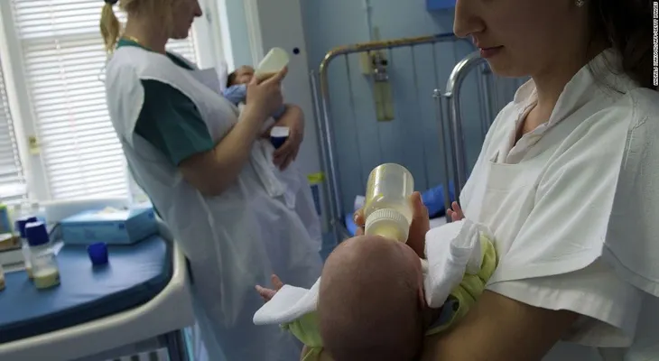 Una policía amamantó a un bebé en un hospital de Argentina y la foto se volvió viral