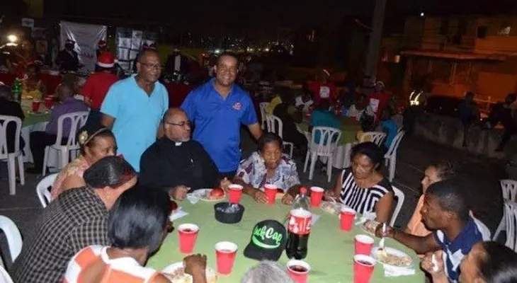 Envejecientes de Villa Francisca disfrutan de cena de navidad