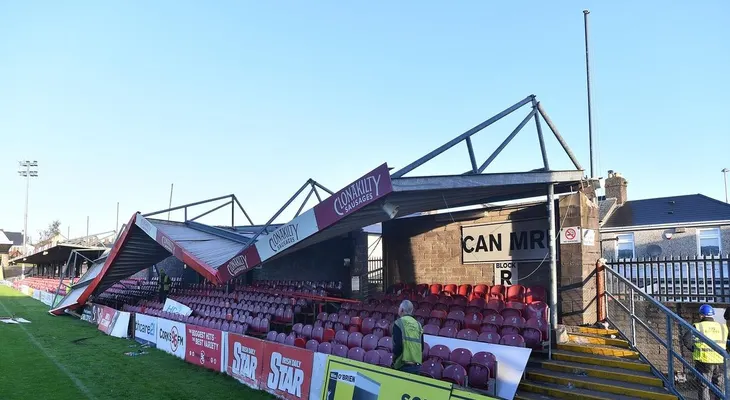 Huracán Ofelia destruye el techo de un estadio en Irlanda