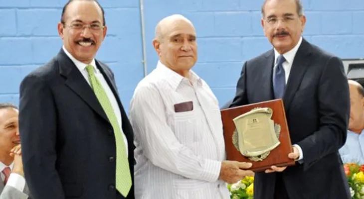 Agricultores entregan distinción a Danilo Medina