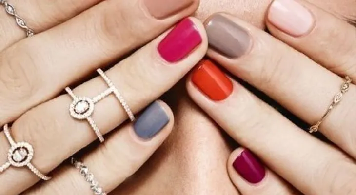 Por qué pintarte las uñas puede cambiar tu día