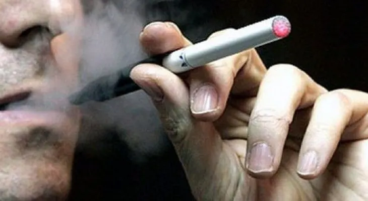 EEUU prohíbe llevar cigarrillos electrónicos en equipaje de avión