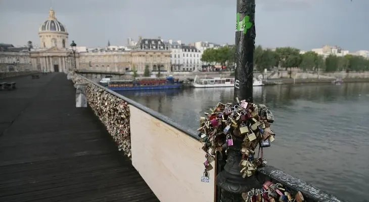 Bajo el peso de los "candados de amor" cede baranda del Pont des Arts
