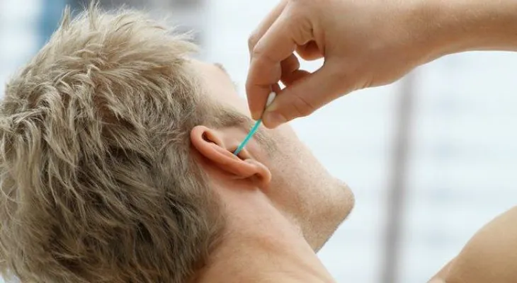 ¿Limpiar o no el cerumen de los oídos? Los médicos explican