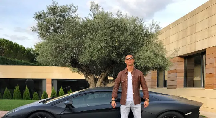 Cristiano Ronaldo muestra su nuevo  Lamborghini Aventador 