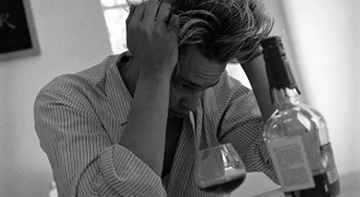 El alcohol hace que las personas sean más racistas y homofóbicas, según estudio