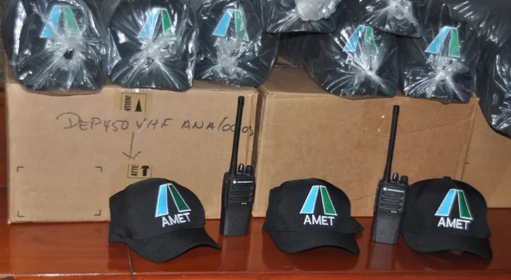 MOPC dona 40 radios de comunicaciones y 500 gorras a la AMET