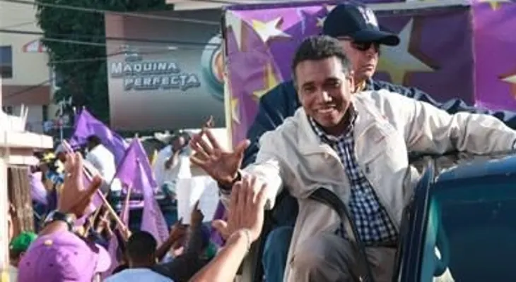 Cientos reciben a Félix Bautista con besos y abrazos 