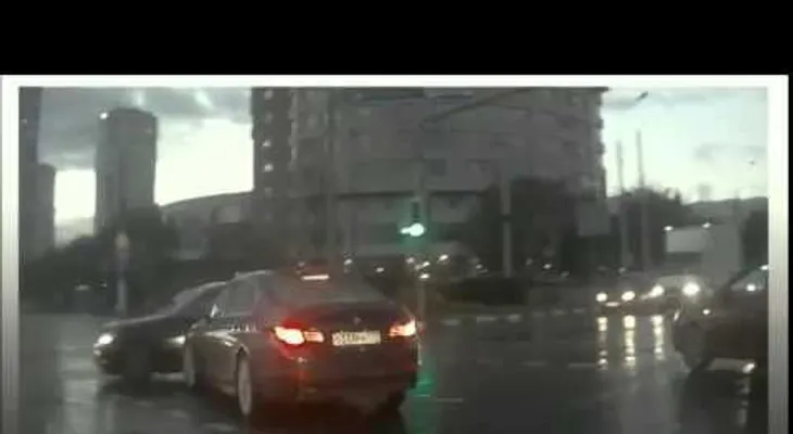 Auto fantasma aparece de la nada y provoca accidente (VIDEO)