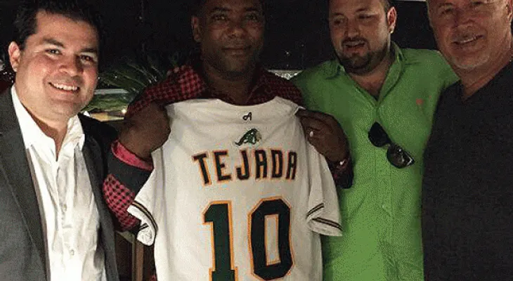 Miguel Tejada firma con equipo de México