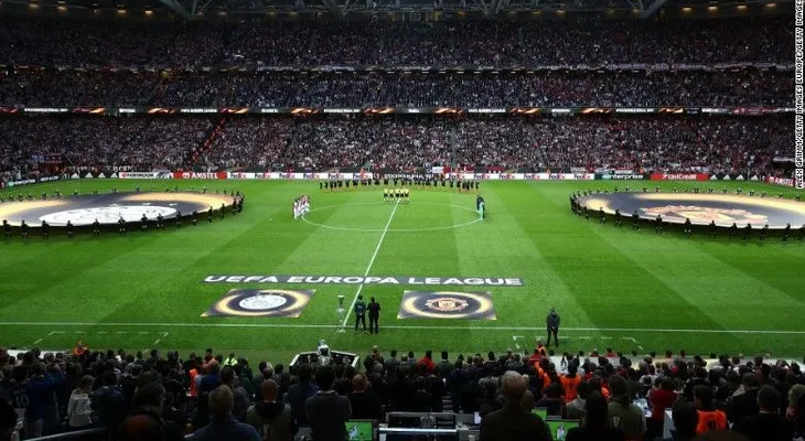Una noche emotiva para el Manchester United tras el atentado en casa