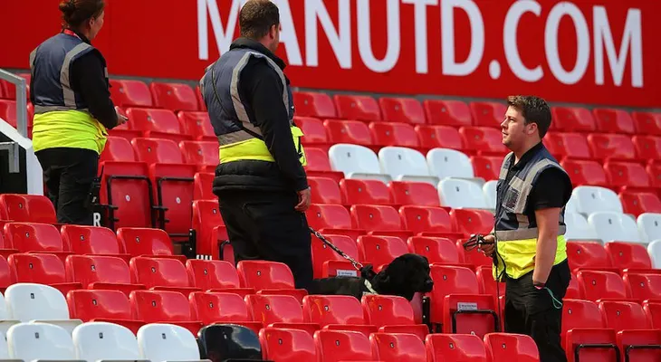 Un paquete sospechoso obliga a suspender un partido del Manchester United en la Liga Premier