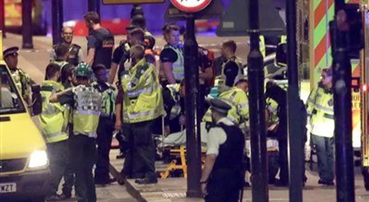 Policías atienden reportes de personas siendo apuñaladas en el Puente de Londres
