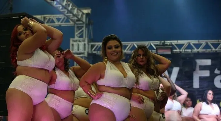 Mujeres de tallas grandes compiten en Río de Janeiro contra los prejuicios