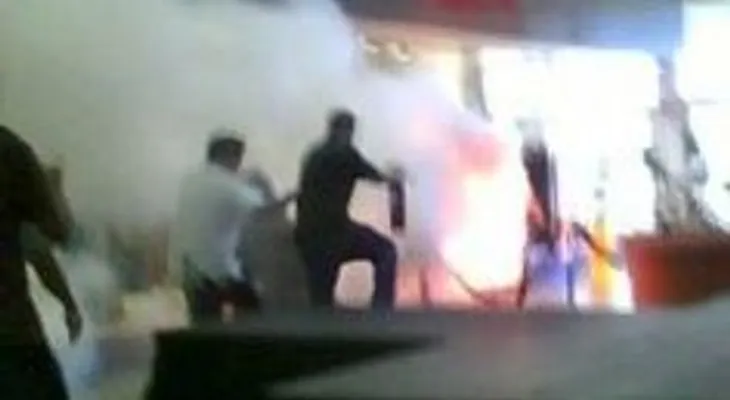 Dos mujeres se prenden fuego en centro comercial y matan a 13 personas