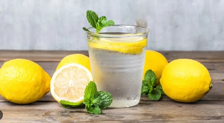 Botellón con limón: frescura y salud al instante