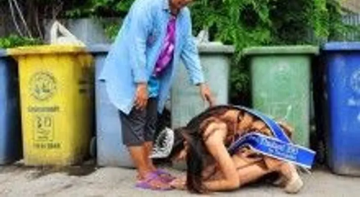 Una imagen conmovedora captura corazones: Miss Tailandia 2015 se arrodilla y besa los pies de su madre
