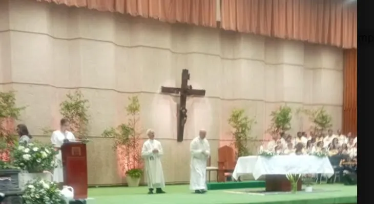 Sacerdote reconoce estabilidad económica, pero advierte que falta desarrollo humano