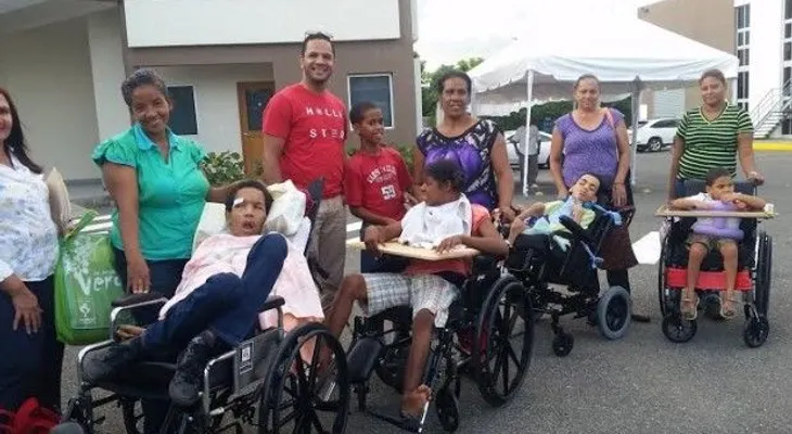 Niños con parálisis cerebral reciben sillas de ruedas especiales
