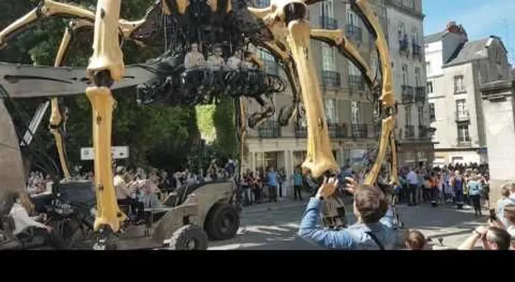 Una gigantesca araña de 38 toneladas pasea por las calles en Francia (VIDEO)