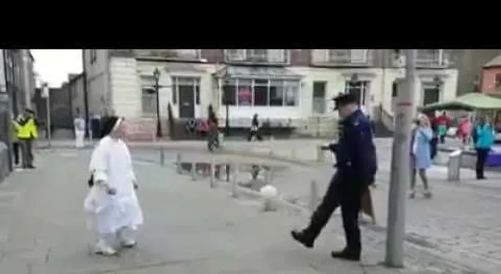 Una monja y un policía en Irlanda jugando a hacer toques con la pelota 