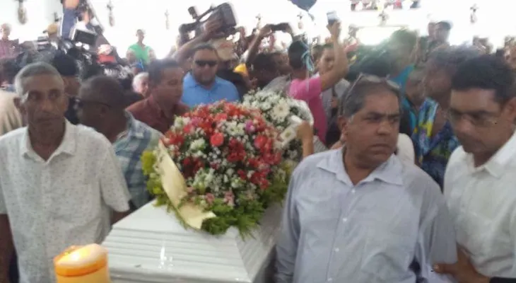 Crimen de Emely Peguero ha conmovido país; gran llanto y dolor en velatorio de sus restos