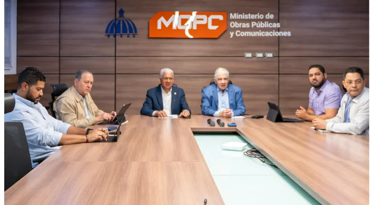De los Santos y Eduardo Estrella supervisan asfaltado en Sánchez Ramírez