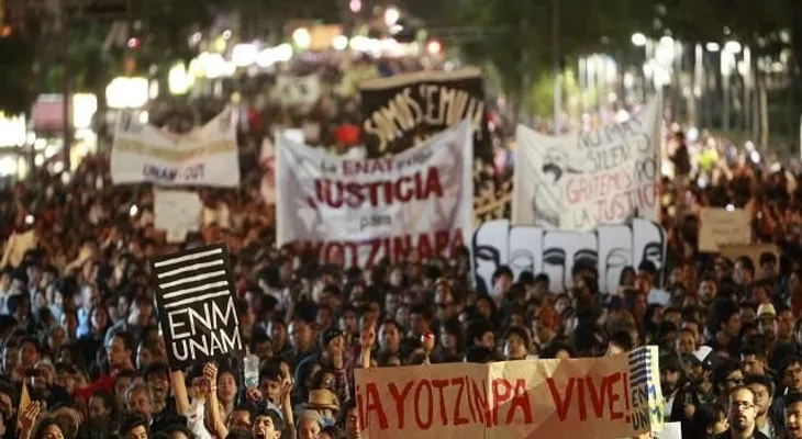 Miles marchan en México y piden justicia por los  43 desaparecidos
