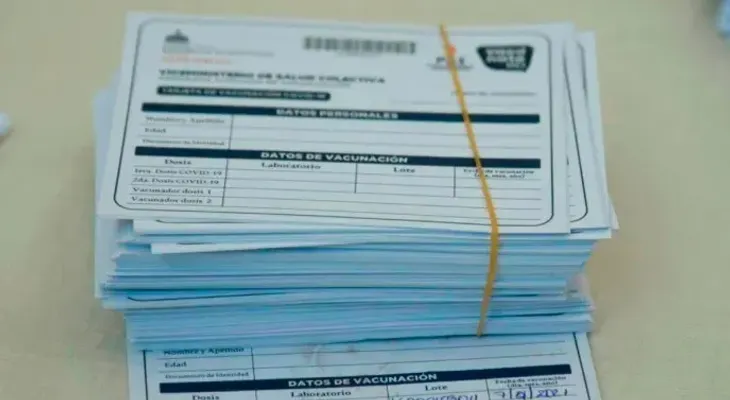 TSA le tumba el pulso a Carlos Peña; decide que se siga pidiendo tarjeta de vacunación Covid-19