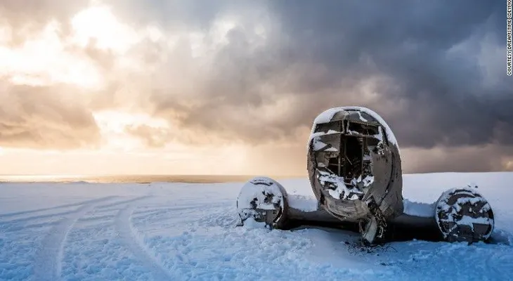 Congelados en el tiempo: restos abandonados de vehículos alrededor del mundo