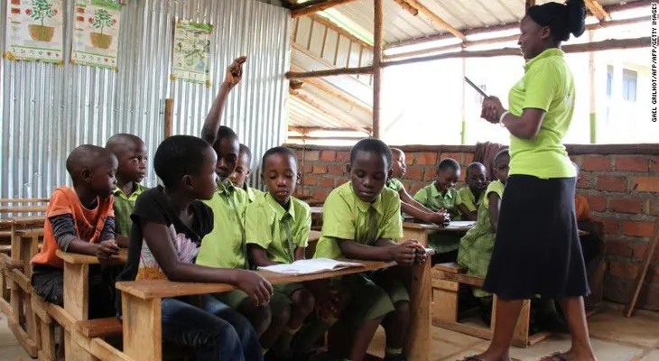 ¿Por qué quieren cerrar los colegios financiados por Mark Zuckerberg y Bill Gates en Uganda?