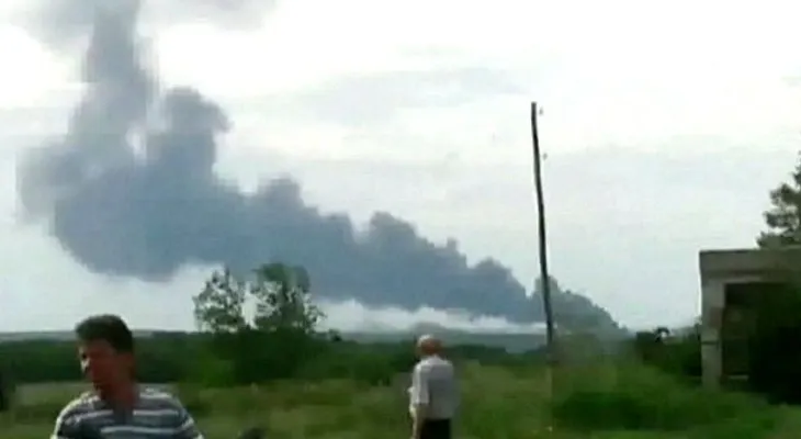Video: Ucrania; primeras imágenes siniestro del vuelo MH17 de Malaysia Airlines 