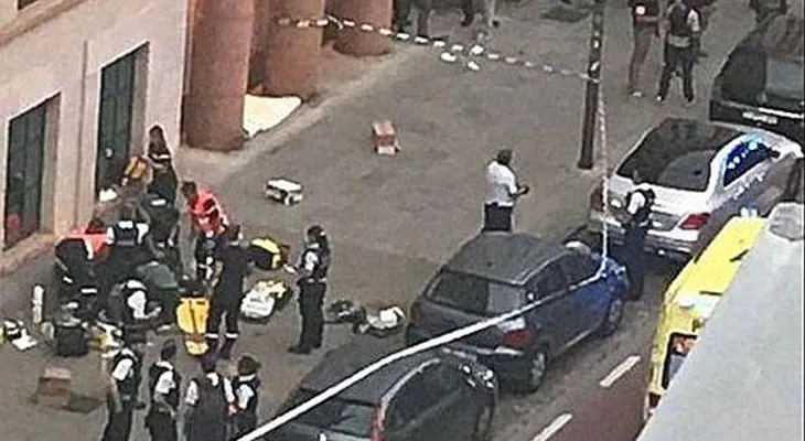 Hombre con cuchillo ataca a soldados en Bruselas