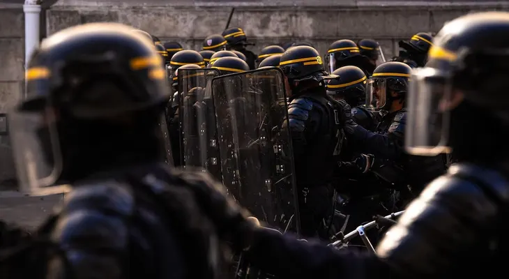 Francia moviliza 70.000 agentes y cierra museos de París ante nuevas protestas del sábado