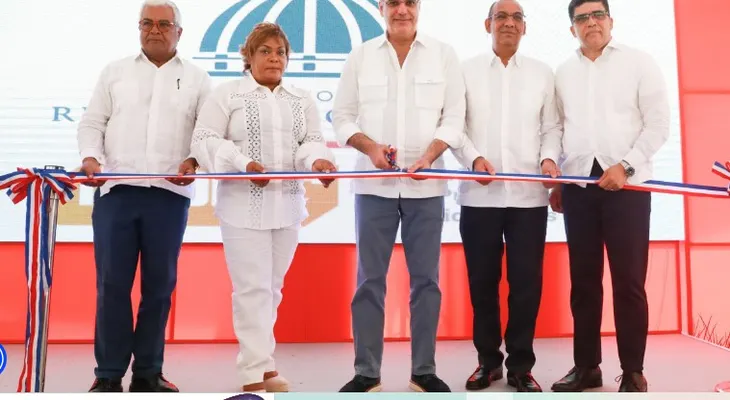Abinader inaugura guardería, salón y lavandería en Armada RD