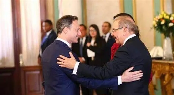 Danilo aprobó a Jean Alain Rodríguez con una simple "nota manuscrita", un proyecto por más de 10 mil millones de pesos